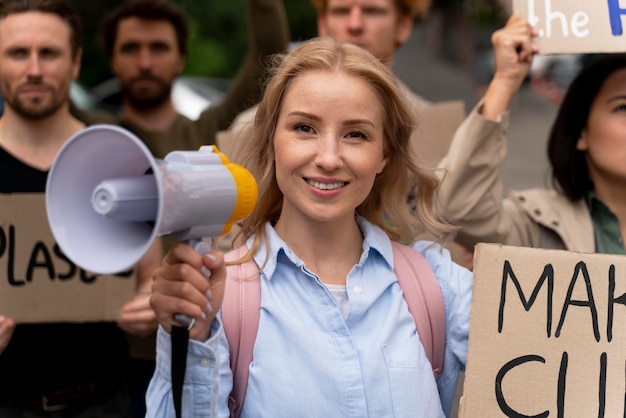 Женщина присоединяется к протесту против глобального потепления