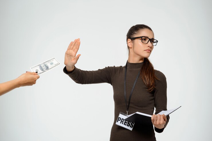 Free Photo woman journalist rejecting bribe, refuse take money