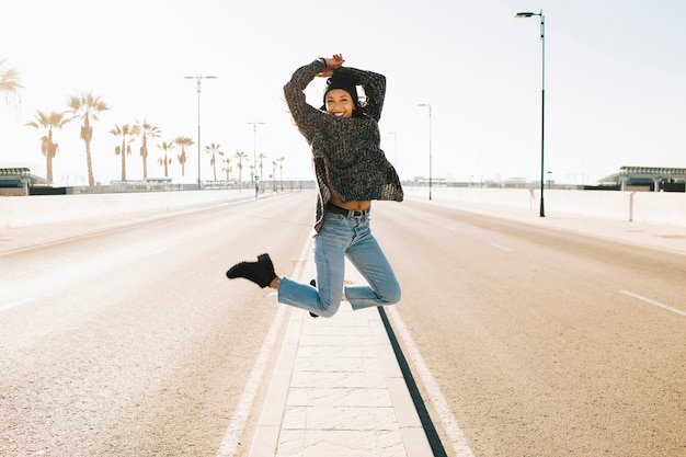 Foto gratuita la donna che salta nella zona del porto