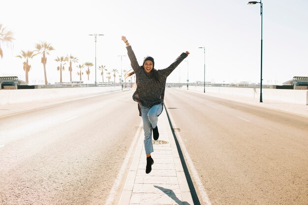거리에 점프하는 여자