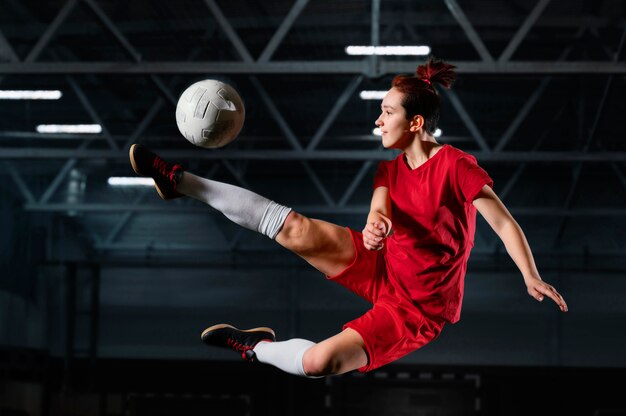 Женщина ногами футбольный мяч