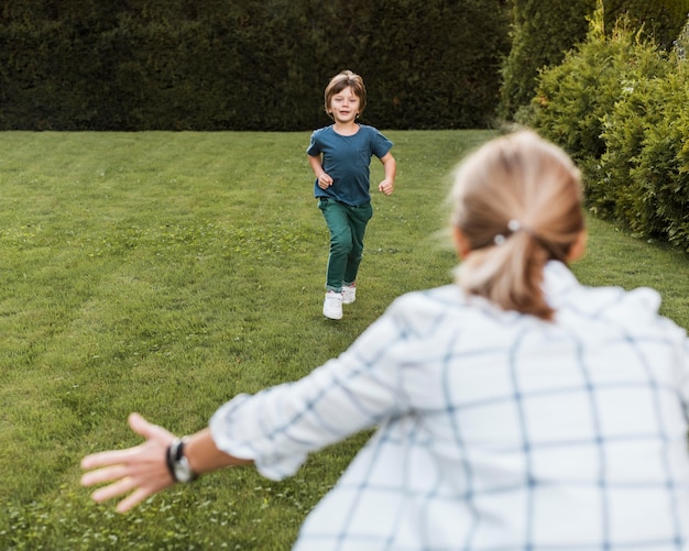 Donna e bambino che hanno divertimento all'aperto