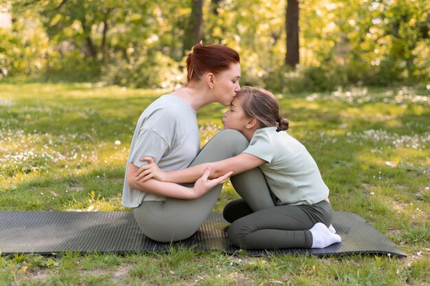 フルショットで一緒に座っている女性と子供