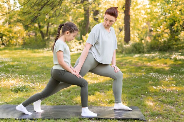 一緒にトレーニングする女性と子供