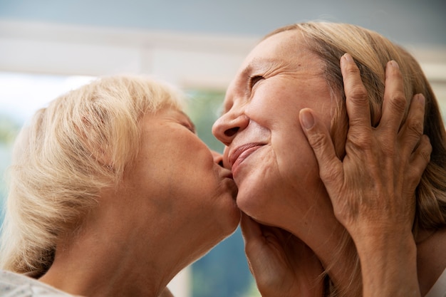 Foto gratuita vista laterale dell'amante scherzando della donna