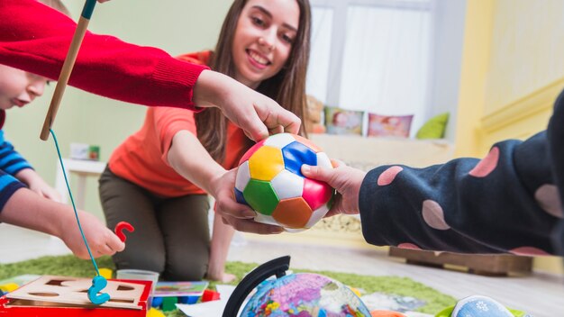 フロアで遊んでいる女性と子供たち