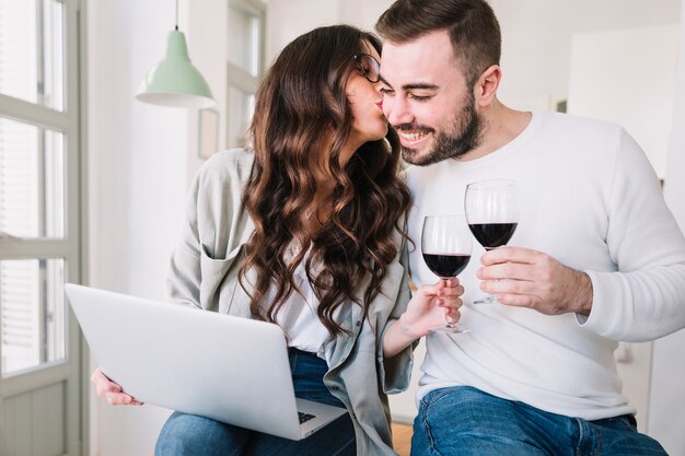 ワインとボーイフレンドにキスする女性