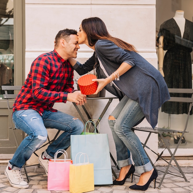 ボーイフレンドにキスする女性