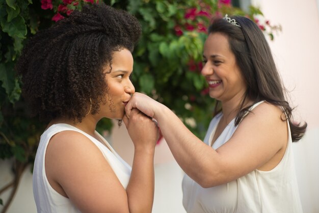 彼女の花嫁の手にキスする女性