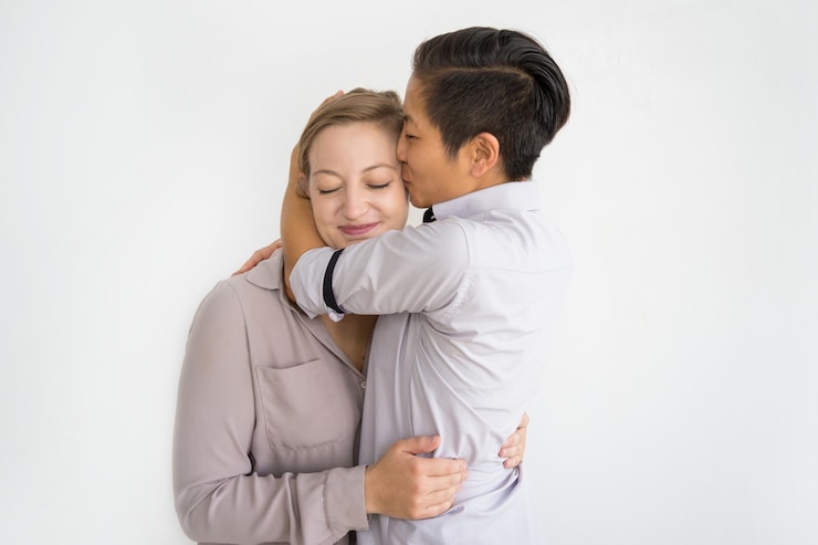 無料Photo 彼女のガールフレンドにキスする女性