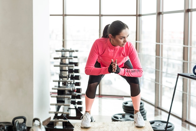 Free photo woman knee bending in gym