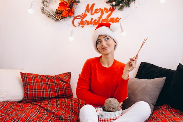 Foto gratuita donna che lavora a maglia a natale