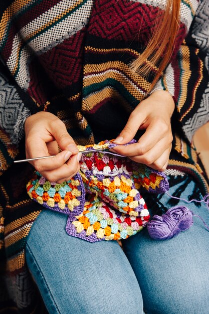 女性の編み物