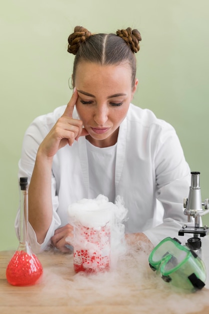 Foto gratuita donna in laboratorio che fa esperimento