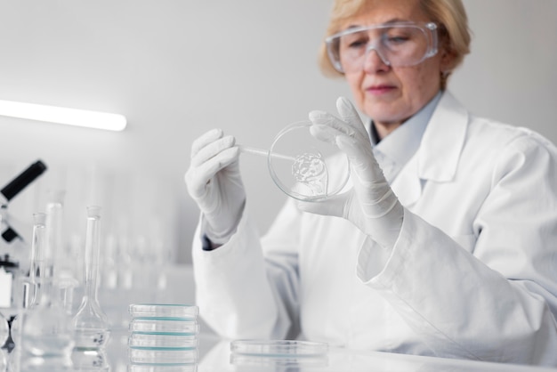 Free photo woman in laboratory doing experiments