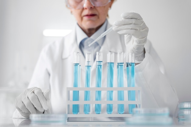 Женщина в лаборатории делает эксперименты
