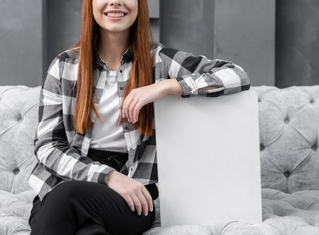 Free photo woman leaning on blank card