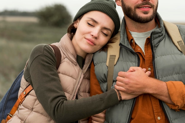 Foto gratuita donna che si appoggia sulla spalla del ragazzo in natura