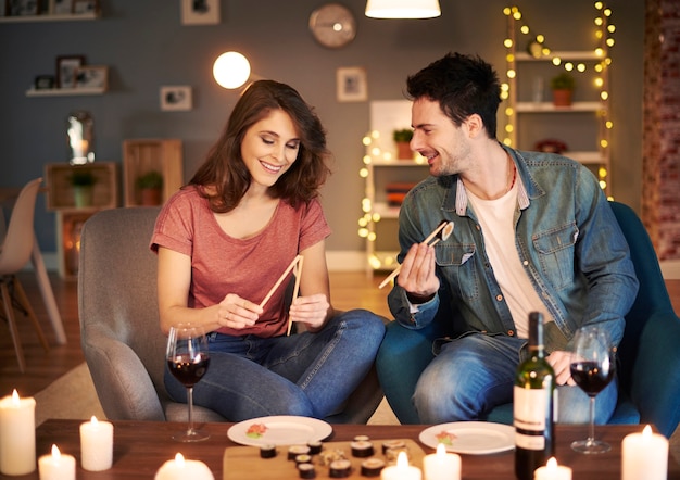 Foto gratuita donna che impara a mangiare con le bacchette