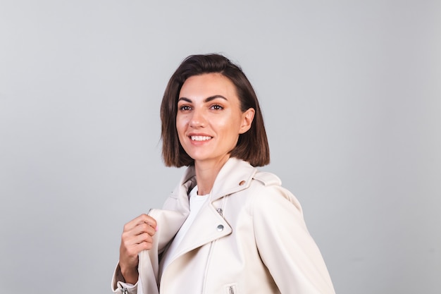 Free photo woman in leather jacket on gray wall