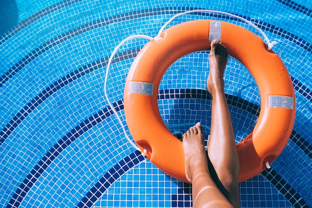 Бесплатное фото Женщина ноги в бассейне с спасателем