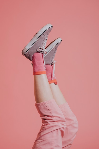 Бесплатное фото Женщина ноги в розовых штанах в воздухе