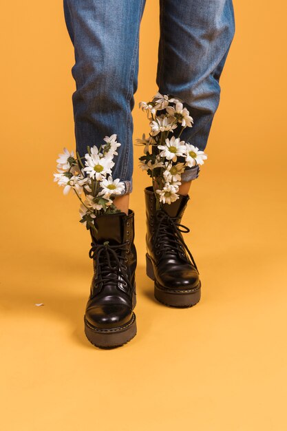 靴の花を持つ女性の足