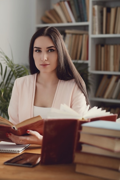 Donna in biblioteca