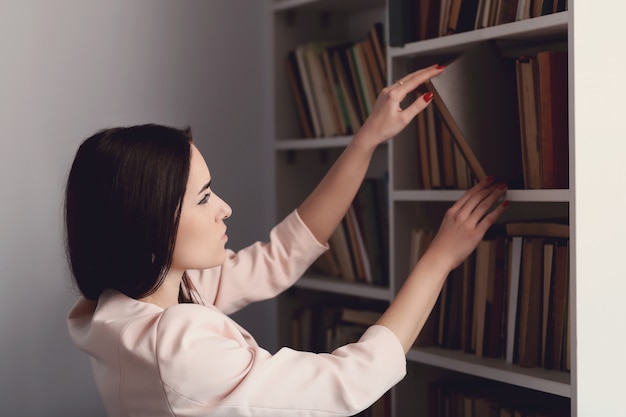 Foto gratuita donna in biblioteca