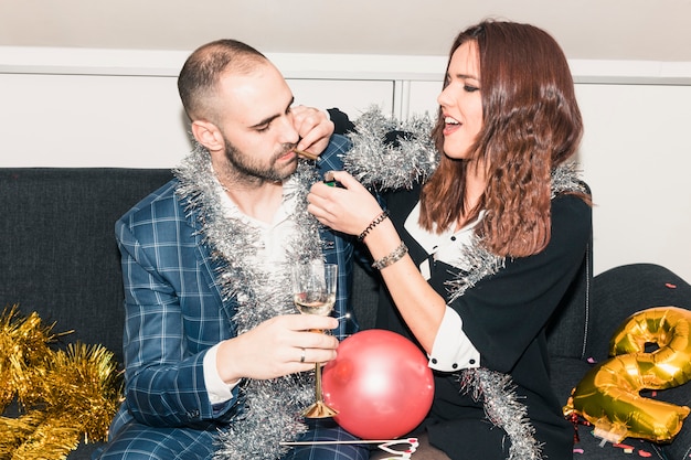 Foto gratuita sigaretta per illuminazione donna per uomo in festa