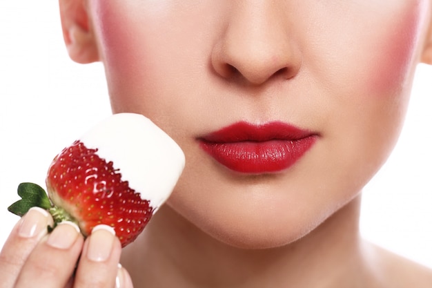 女性の唇とイチゴ