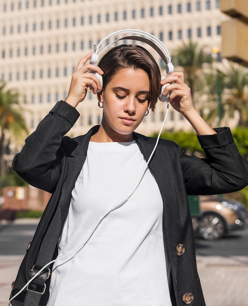 Free photo woman listening to music on headphones