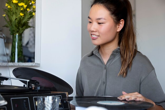 自宅で音楽を聴く女性