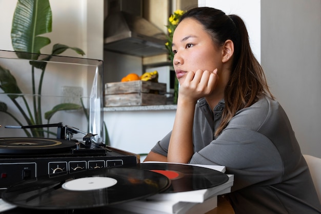 自宅で音楽を聴く女性