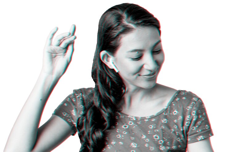 मुफ़्त फोटो woman listening to music through wireless earphones in double color exposure effect