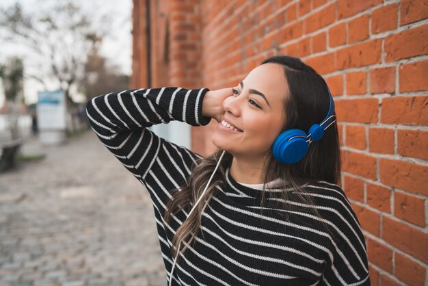 ヘッドフォンで音楽を聴く女性