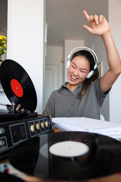 Бесплатное фото Женщина слушает музыку дома