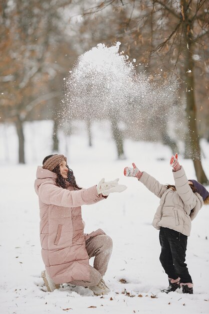 公園の女性と少女