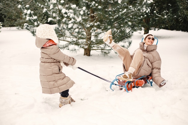 Foto gratuita donna e bambina in un parco