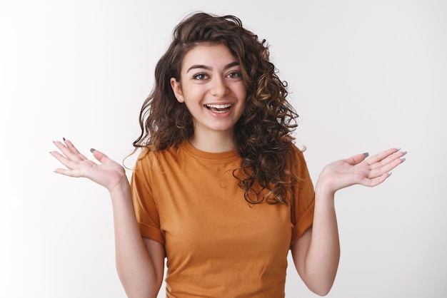 Donna che vive una vita rilassata alzando le mani alzate di lato all'oscuro sorridere ridendo persone disinteressate problemi