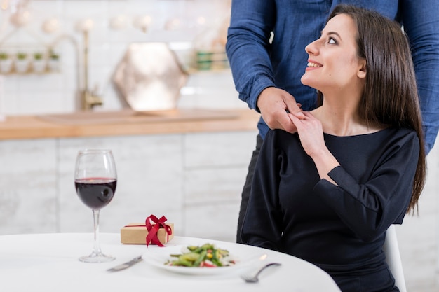 Foto gratuita donna che osserva via mentre si tiene la mano di suo marito