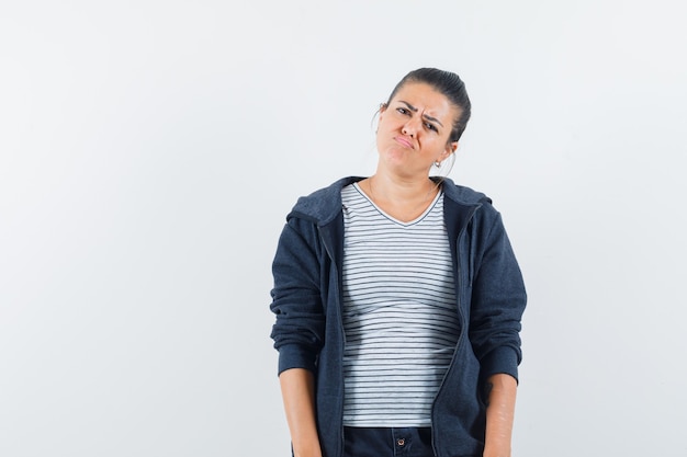 Free photo woman looking at camera in t-shirt