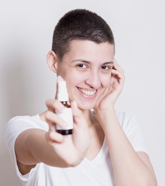 Женщина смотрит на камеру с продуктом кожи в наличии