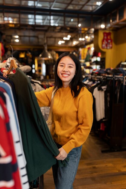 服のミディアムショットを見ている女性