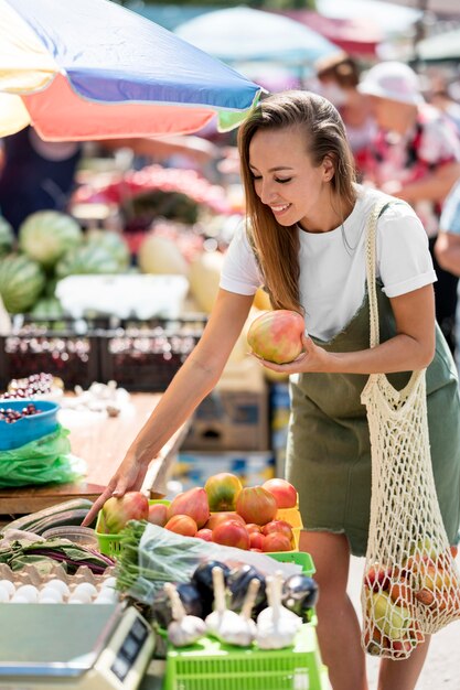 Женщина ищет свежие продукты