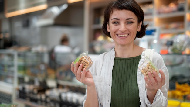 Foto gratuita donna in cerca di prelibatezze presso un produttore locale