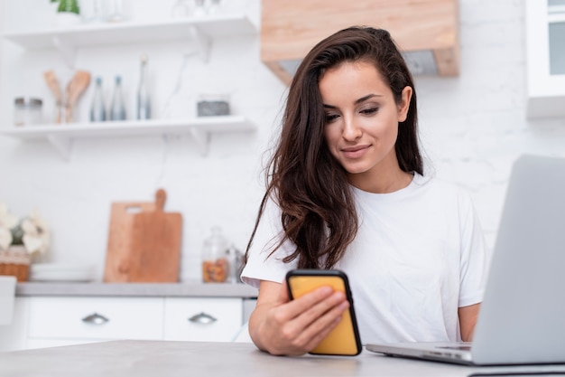 Foto gratuita donna che osserva sul suo telefono