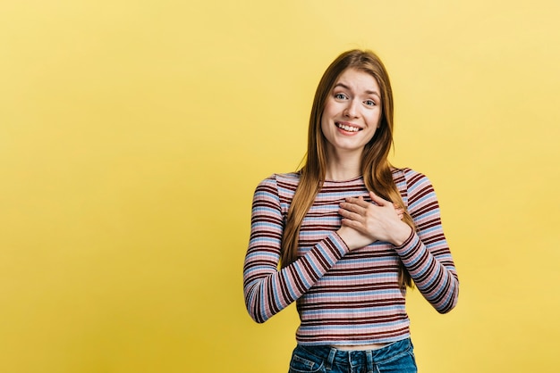 Foto gratuita donna che sembra aver visto qualcosa di carino