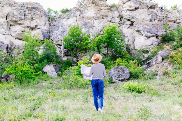 Foto gratuita donna che esamina la mappa in natura