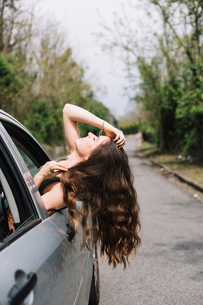 Donna che osserva dalla finestra di automobile aperta